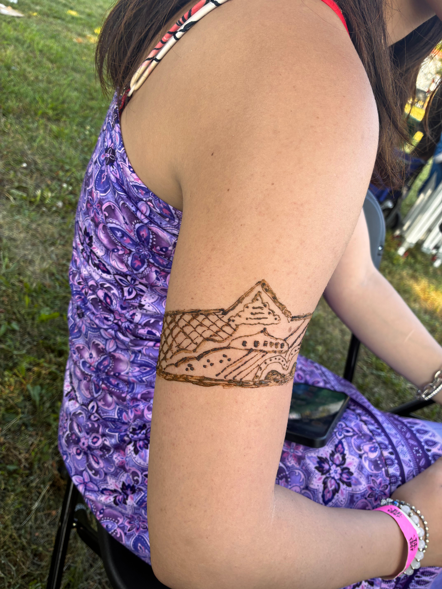 Freeform henna armband with geometric peaks and lace texture on upper arm